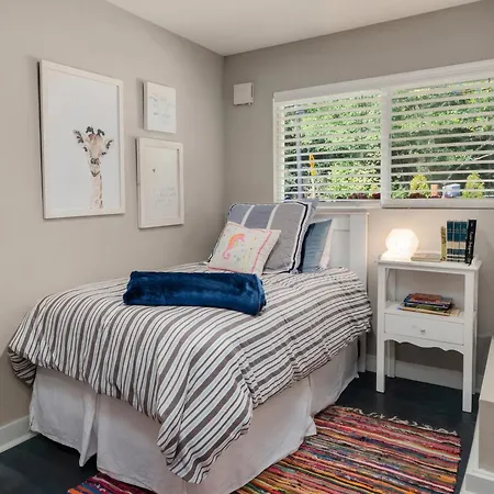 Spacious Main Street Retreat For Families And Large Groups
